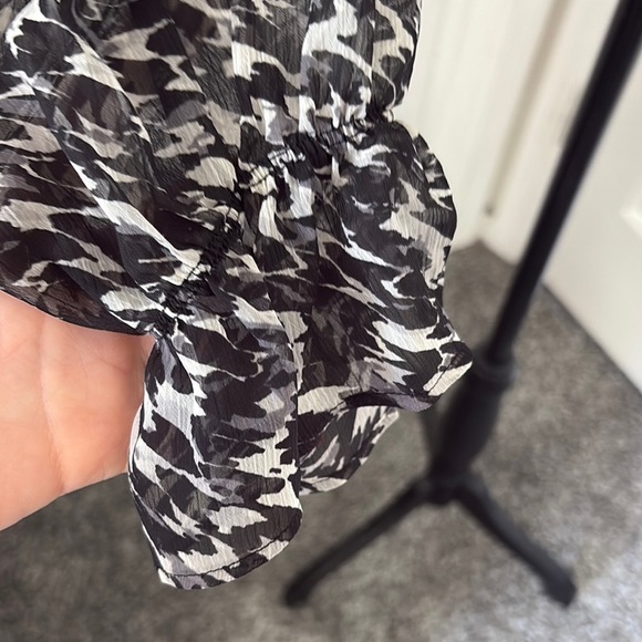 Express NWT Black and White Peplum Long Sleeved Blouse - Picture 6 of 13